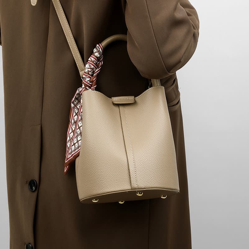 Nicho balde saco grande capacidade saco do mensageiro 2025 novo estilo bolsa feminina moda portátil bolsa de ombro All-M