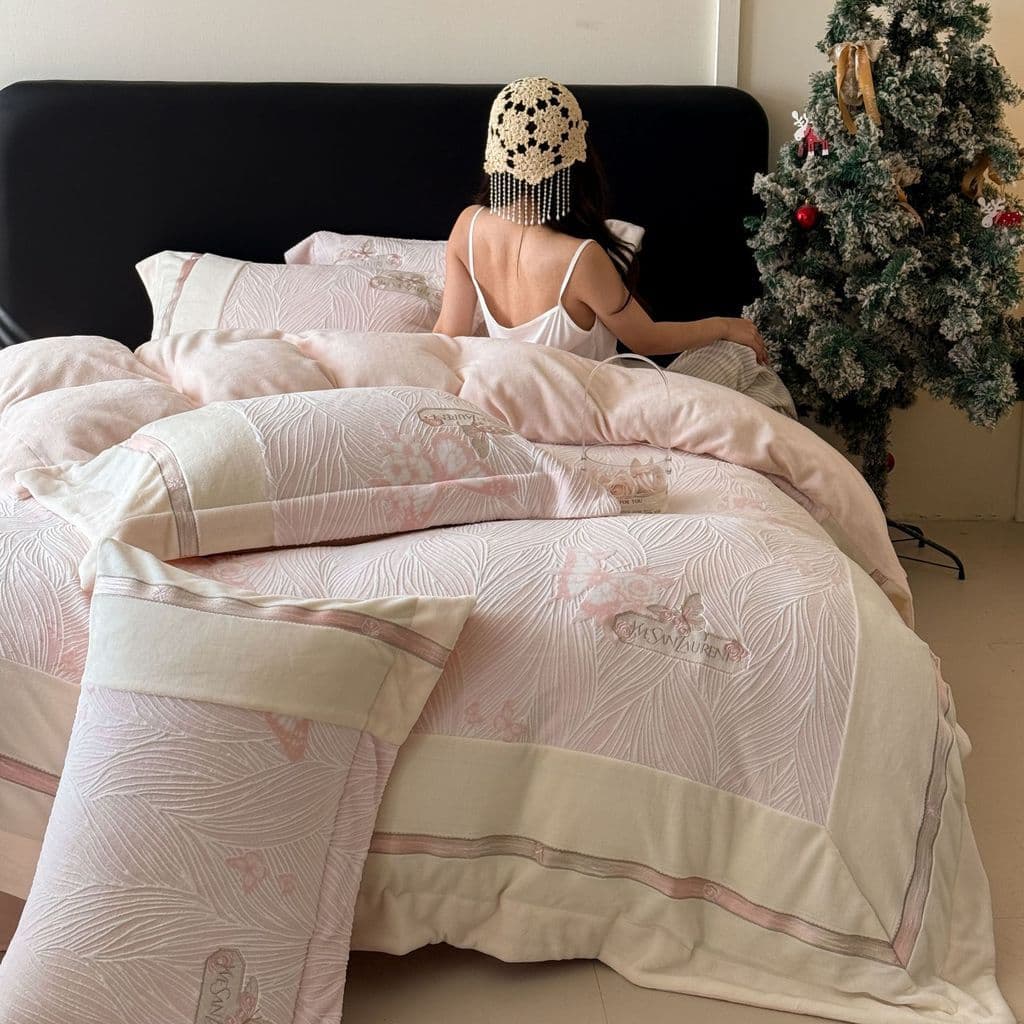 High-End engrossado quente tridimensional esculpido leite veludo conjunto de quatro peças doce bordado colcha capa