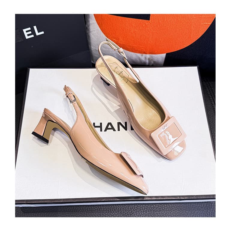 Sandálias femininas com fivela quadrada estilo francês, alça de uma palavra, novo estilo, boca rasa, couro envernizado,