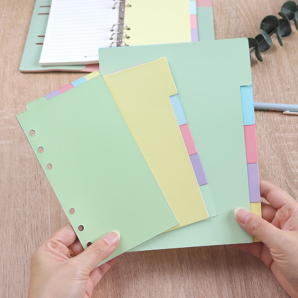 Um a5a6 padrão 6 furos manual de folhas soltas separador de classificação de cores índice papel separador de caderno de