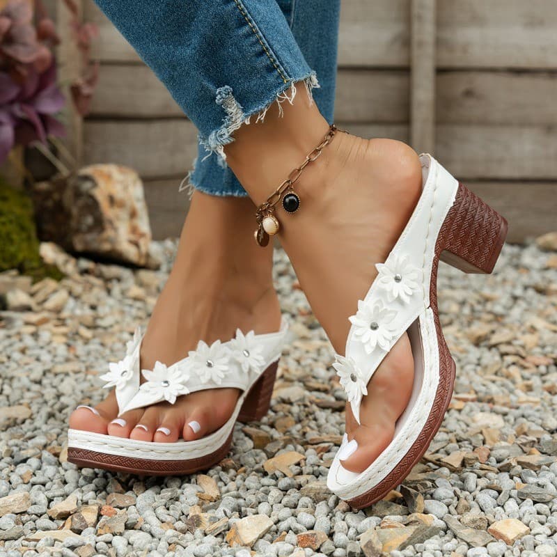 2026 Sandálias Femininas Chinelos De Salto Quadrado Flor Sapatos Clipe Toe Legais 2025 Verão Praia Outerwear Femininos