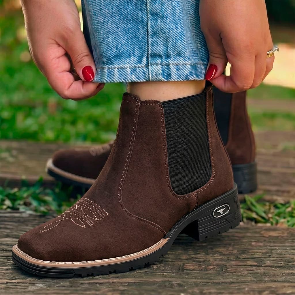 Botina Feminina Western Texana Camurça Sintética Bordada Cano Curto Solado Borracha Resistente