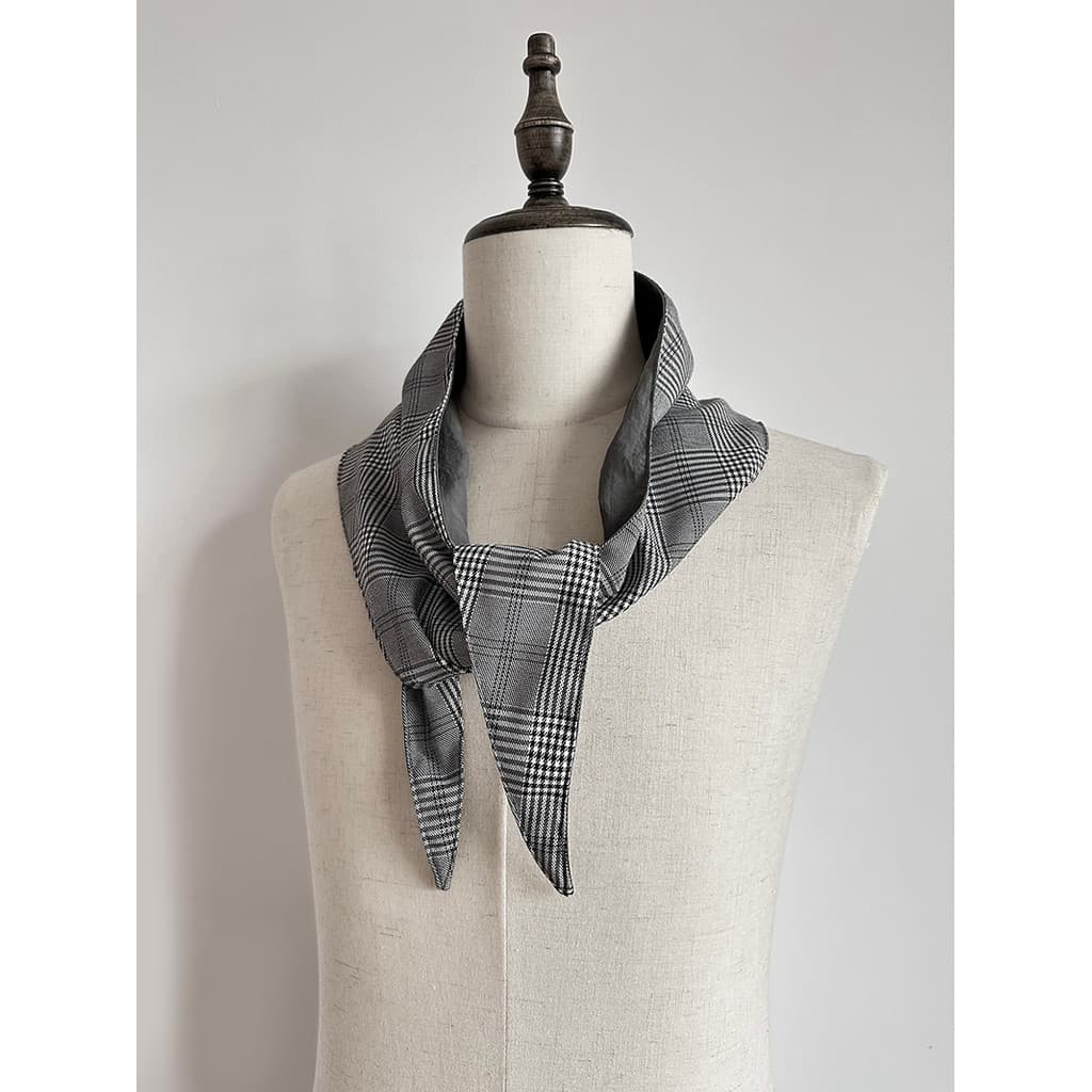 Versão coreana preto branco xadrez triângulo cachecol elegante All-Match exterior pequeno xale cachecol leve britânico R