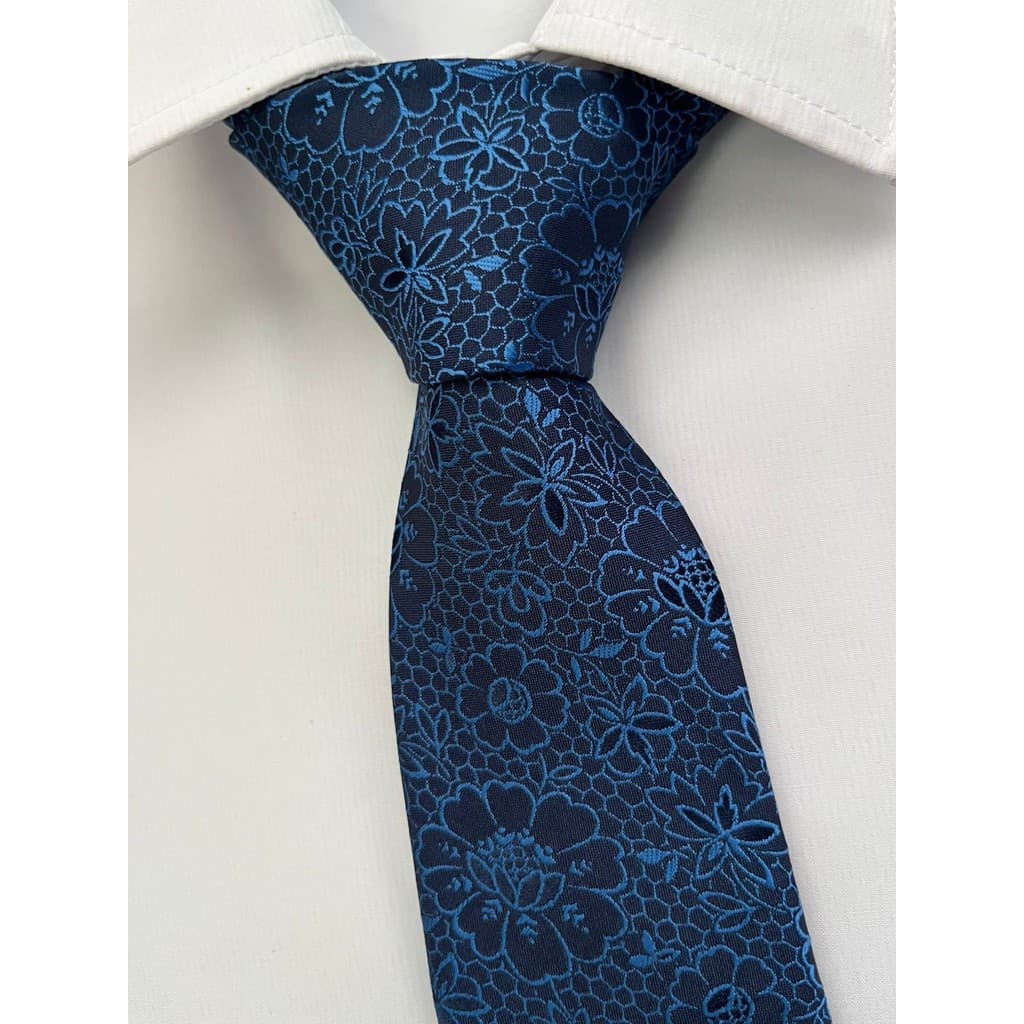 Gravata floral azul escura semi-ajustável - 2400 pontos HCIA