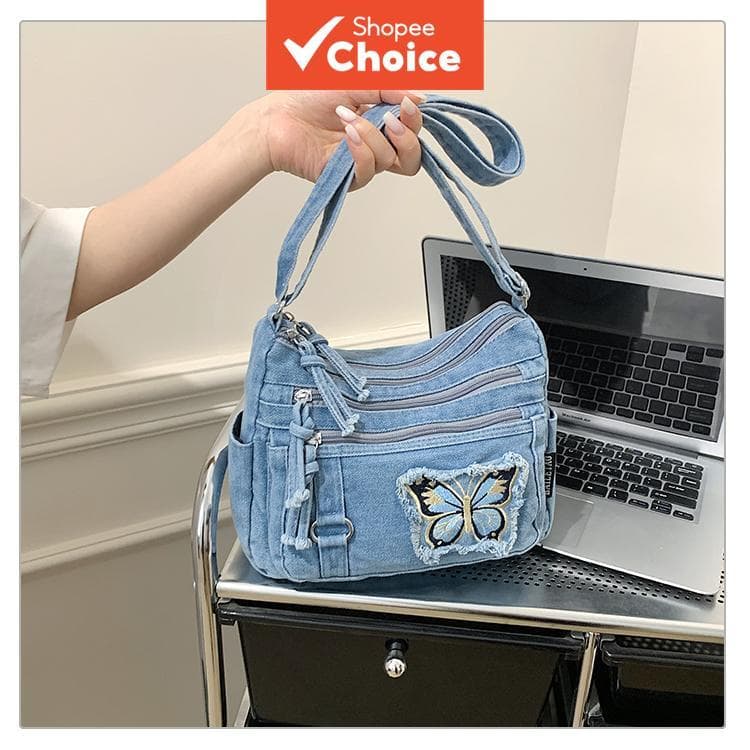 Bolsa tiracolo feminina de jeans azul claro com bordado de borboleta, vários bolsos, estilo hobo casual para o dia a dia