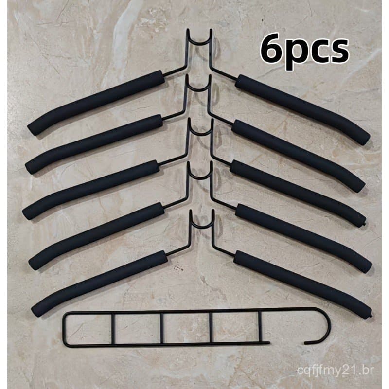 Um conjunto de seis cabides mágicos de cinco camadas com ranhuras antiderrapantes e estrutura de plástico resistente - u