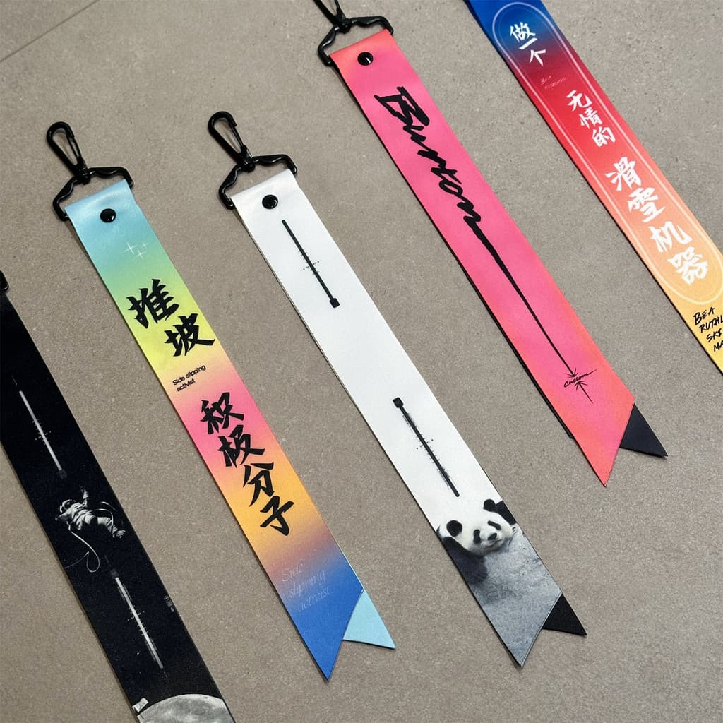 Snowboard mesmo estilo placa flor esqui Streamer mochila saco capacete terno de esqui calças de neve pingente presente a