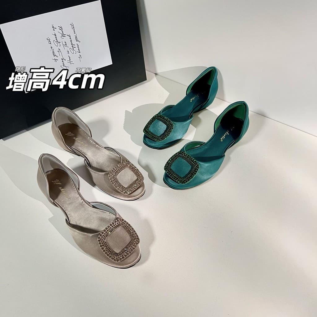 Aumentou 4CM strass fivela quadrada cetim oco único sapatos femininos 2026 verão novo estilo francês sola macia sandália