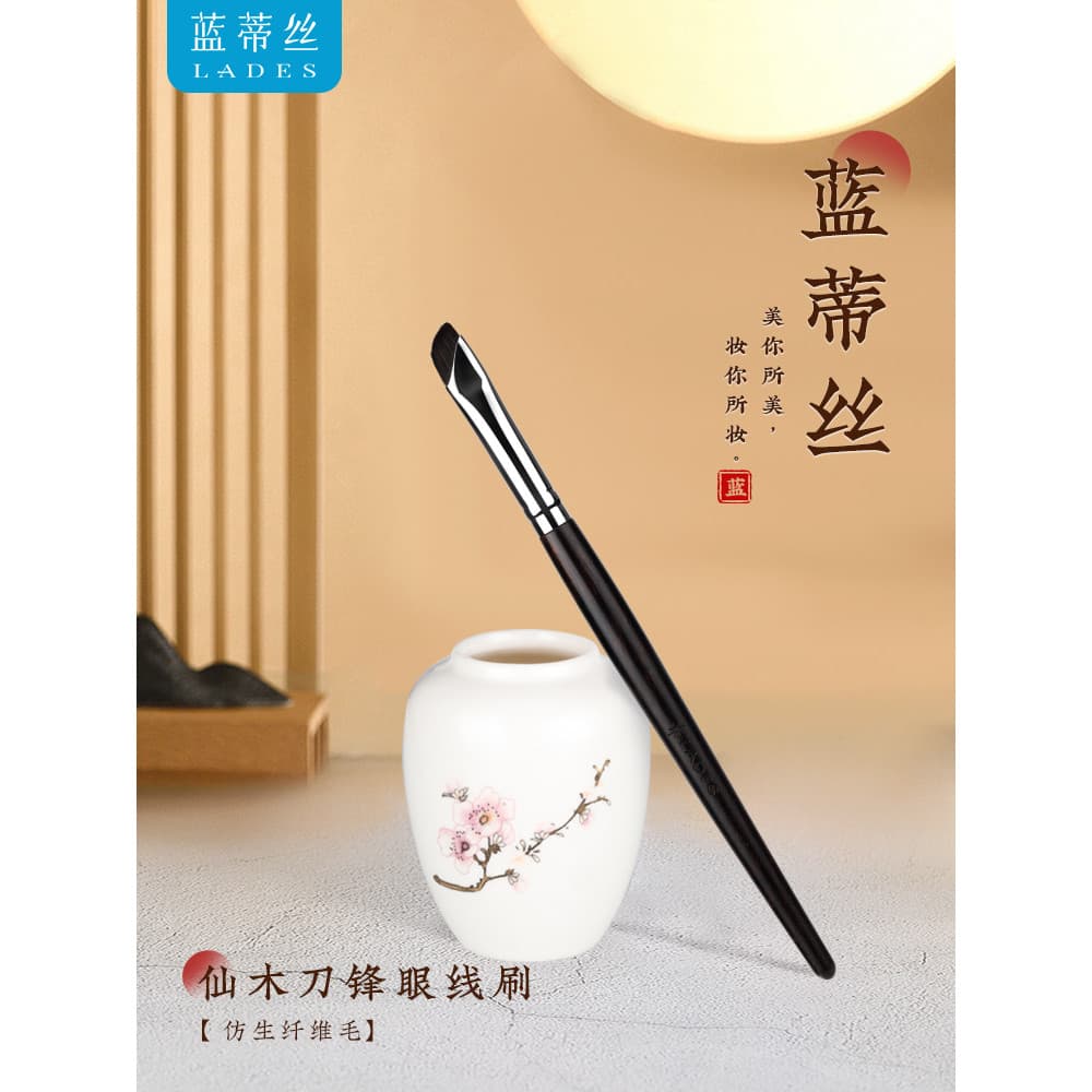 LADES/Landisi Fairy Wood M24 Blade Eyeliner Brush Pincel de sobrancelha chanfrado sob os olhos para deitar Silkworm Eyes