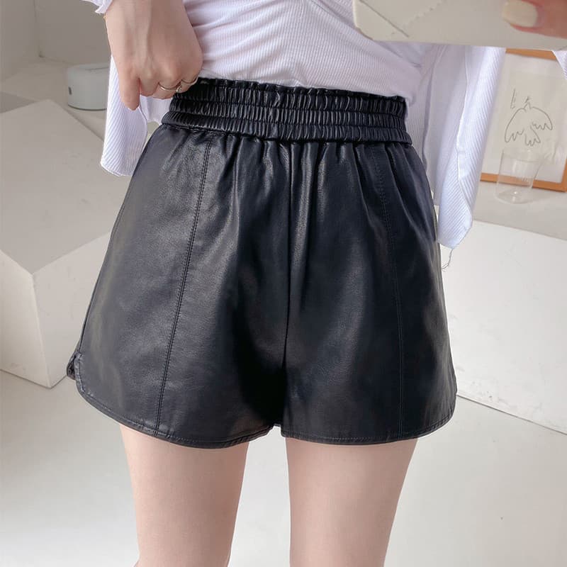 Shorts de couro feminino 2025 novo estilo shorts exterior desgaste outono inverno cintura alta mais magro olhar perna la