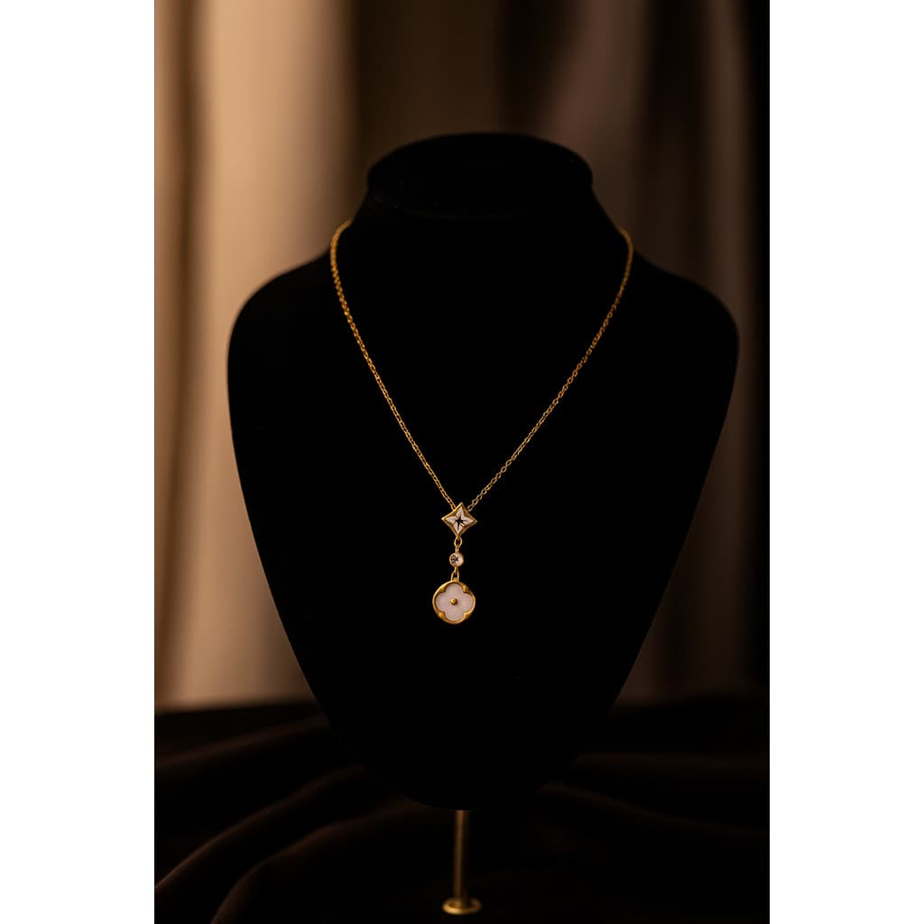 COLAR DOURADO EM AÇO INOXIDÁVEL COM PINGENTE DE FLOR E TREVO