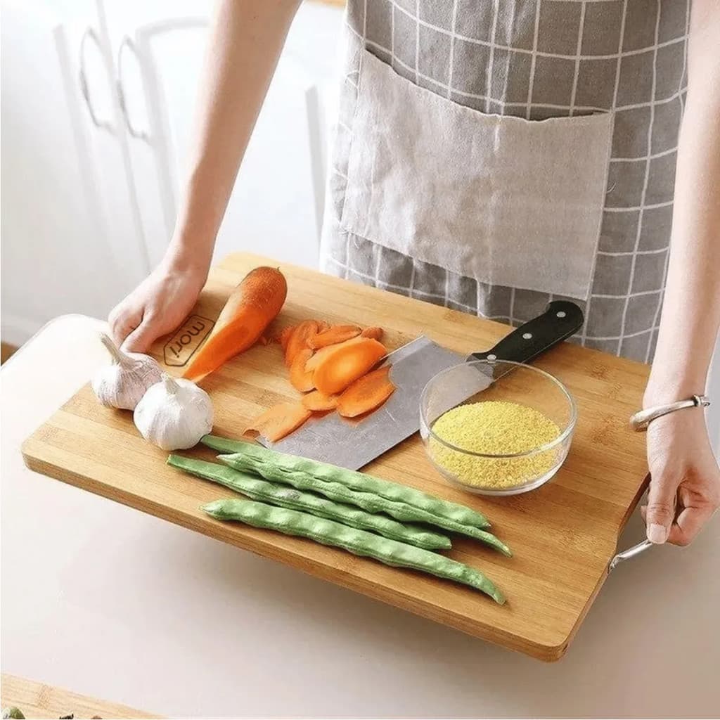 TABUA PARA CORTAR ALIMENTOS FABRICADA EM MADEIRA DE BAMBU C/ ALCA MODELO RETANGULAR MEDIDAS 22*32*1,8CM