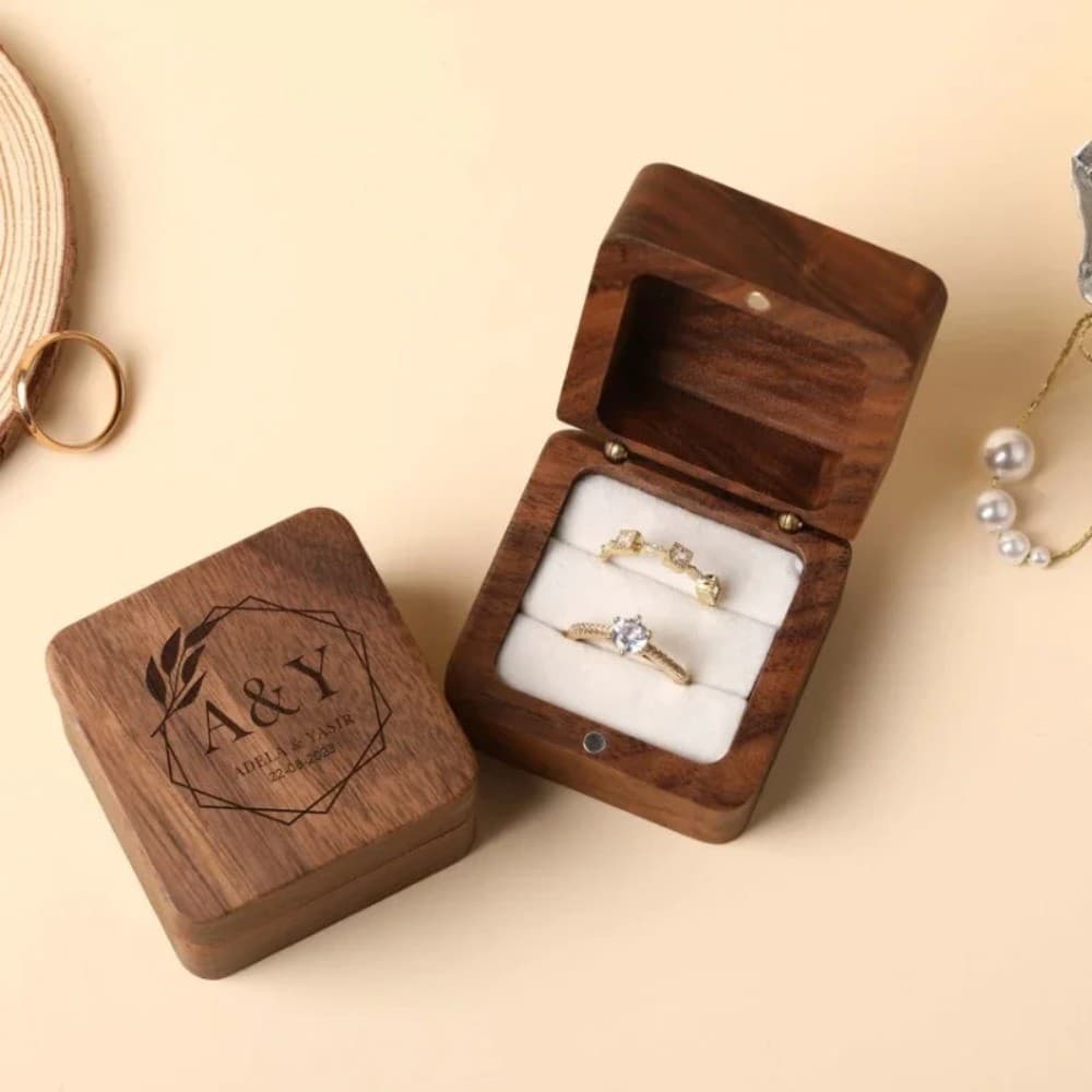 Caixa De Anel De Nogueira Esculpida Personalizada Gratuita , Presente De Aniversário De Casamento Personalizado ,