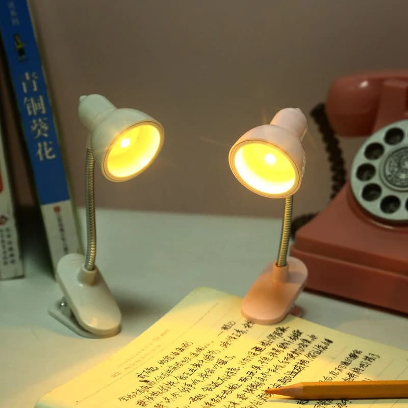 Mini luminária de mesa LED a bateria com suporte de encaixe, luz de leitura, bateria integrada.