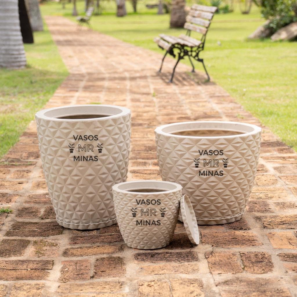 Kit com 3 Vasos Modelo Diamante com Pratos | Polietileno Resistente para Jardim, Terraço e Plantas