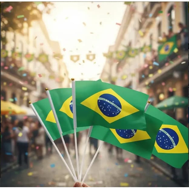 Kit com 12 Bandeirinhas do Brasil de Mão com Haste