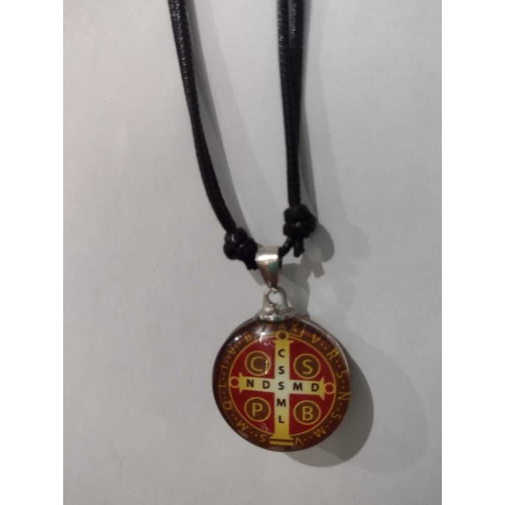 Medalha de São Bento Colorida em Metal no Cordão