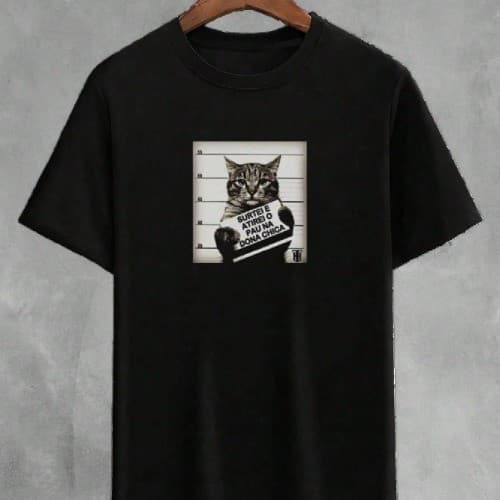 Camiseta Estampada Engraçada Gato "Surtei e Atirei o Pau na Dona Chica" Unissex
