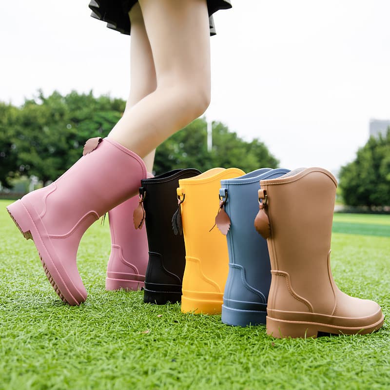 Botas de chuva femininas elegantes de cano médio-alto, botas de chuva de estilo coreano para uso ao ar livre, sapatos de