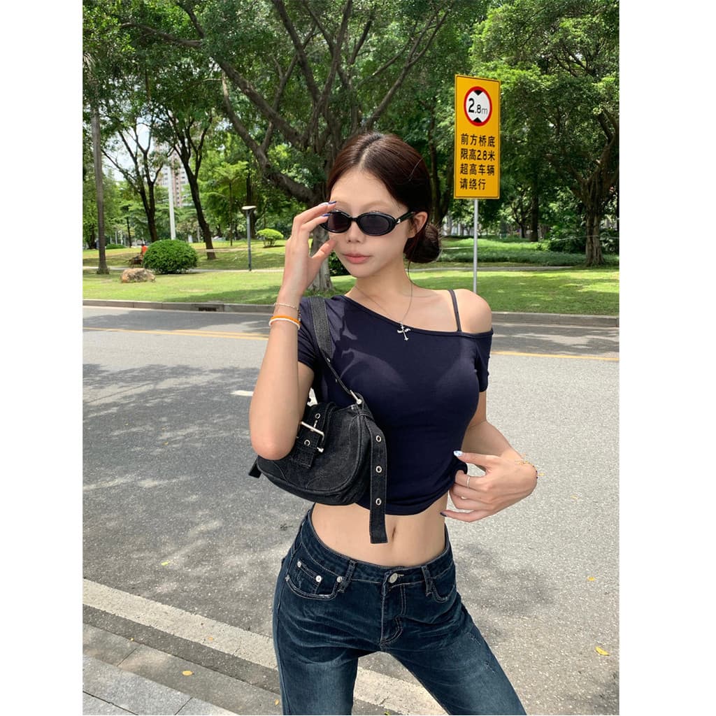 Azul escuro quente menina ombro oblíquo manga curta magro-ajuste camiseta feminina verão magro estilo curto chique único