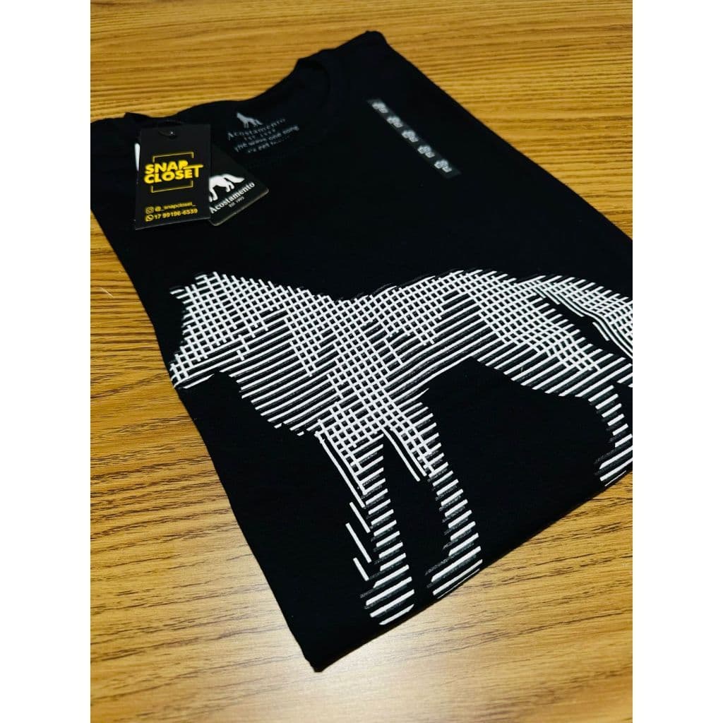 Camiseta  estampada na frente com lobo quadriculado