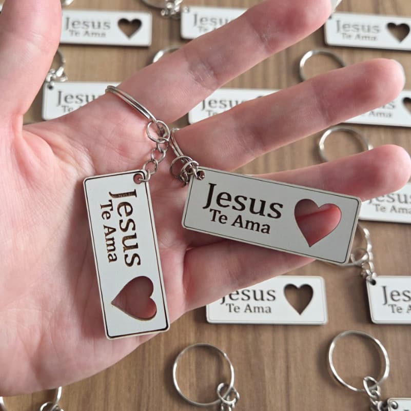 Kit Chaveiros Jesus te Ama com Coração Vazado em Mdf Lembrancinha