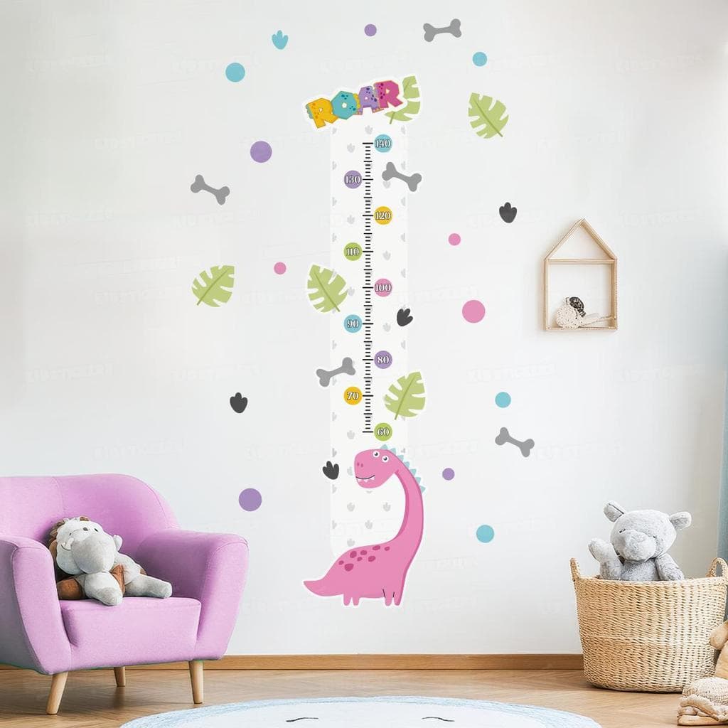 Adesivo Régua de Crescimento Infantil Dino Rosa Texto ROAR Colorido Ossos e Folhas Verdes