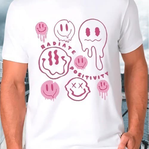 Camiseta Branca Moderna Modelo "Radiate Positivity" Tumblr Emojis e Sorrisos 100% Algodão