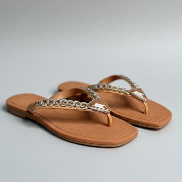 Chinelo Rasteirinha Diamond Feminino: Conforto Absoluto com Detalhes em Corrente e tachas pirâmide