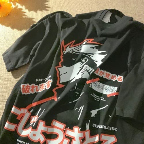 Camiseta Básica Estampas Diversas de Anime Demon Slayer, Jujutsu Kaisen e Attack Titan Branco e Preto 100% Algodão