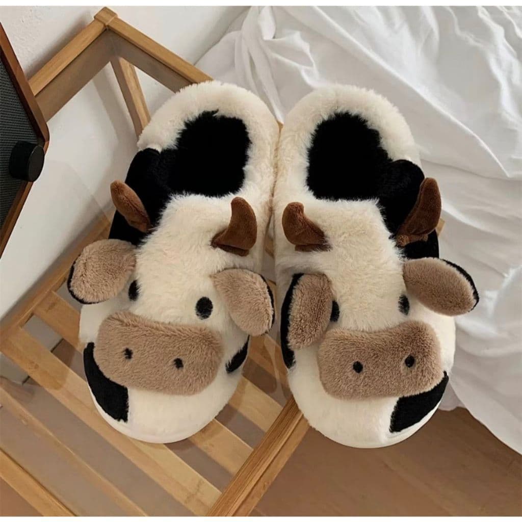 Pantufa Peluciada de Vaquinha – Conforto e Estilo para o Inverno - Pelúcia Macia e Antiderrapante.  LU4456