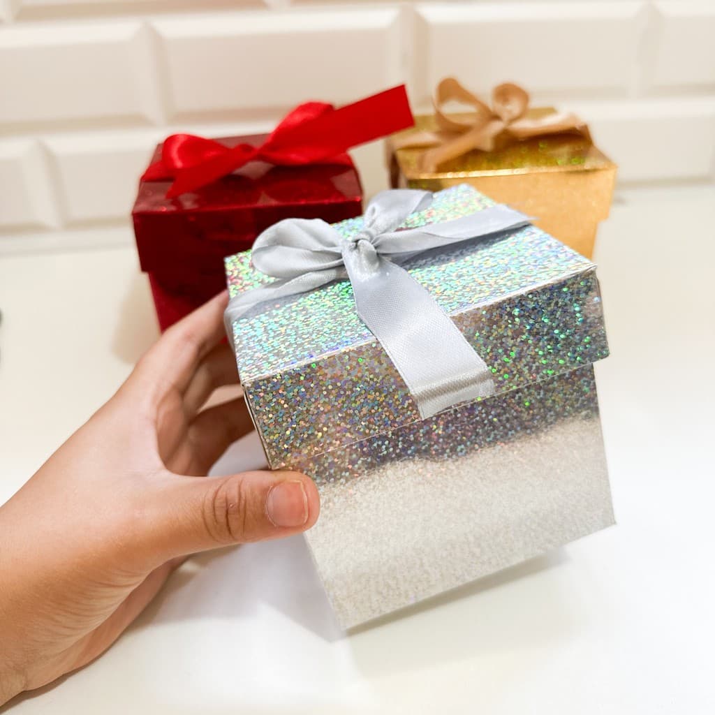Caixa para Presente 10x10 cm Brilhante com Laço – Embalagem Luxo para Joias e Acessórios