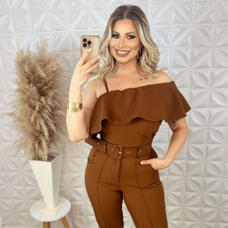 Conjunto feminino alfaiataria com blusa assimétrica estruturada e babado