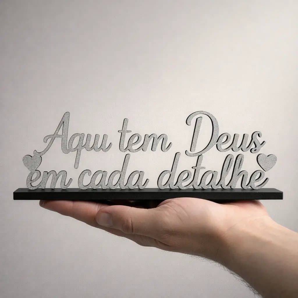 Placa Decorativa Aqui Tem Deus em Cada Detalhe Enfeite de Mesa Frase Cristã Prata com Base Preta  Decoração Religiosa