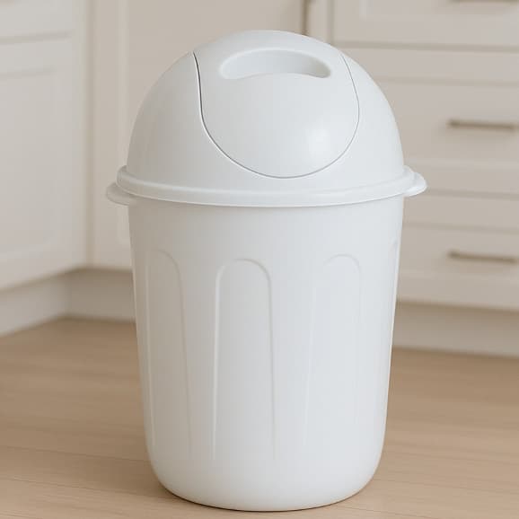 Lixeira 12L com Tampa Basculante – Prática, Compacta e Moderna