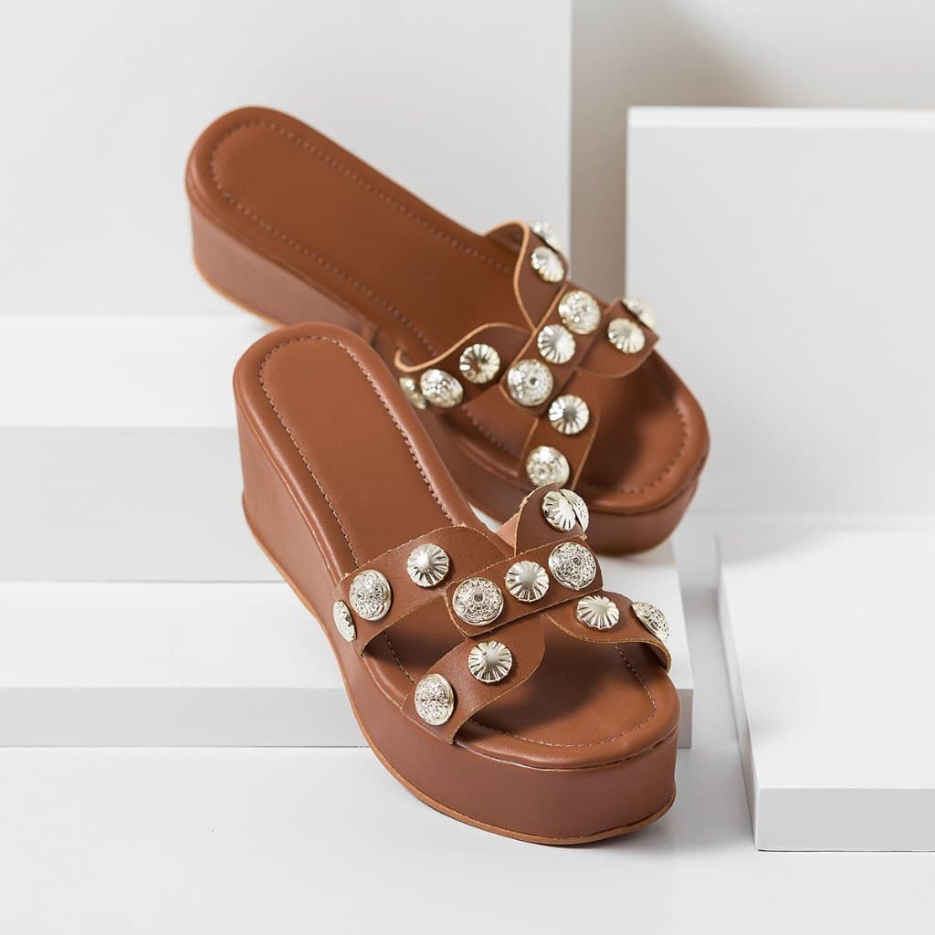 Tamanco Feminino Salto Plataforma Leve Anabela Slide H com Tachas Metal Aplicações