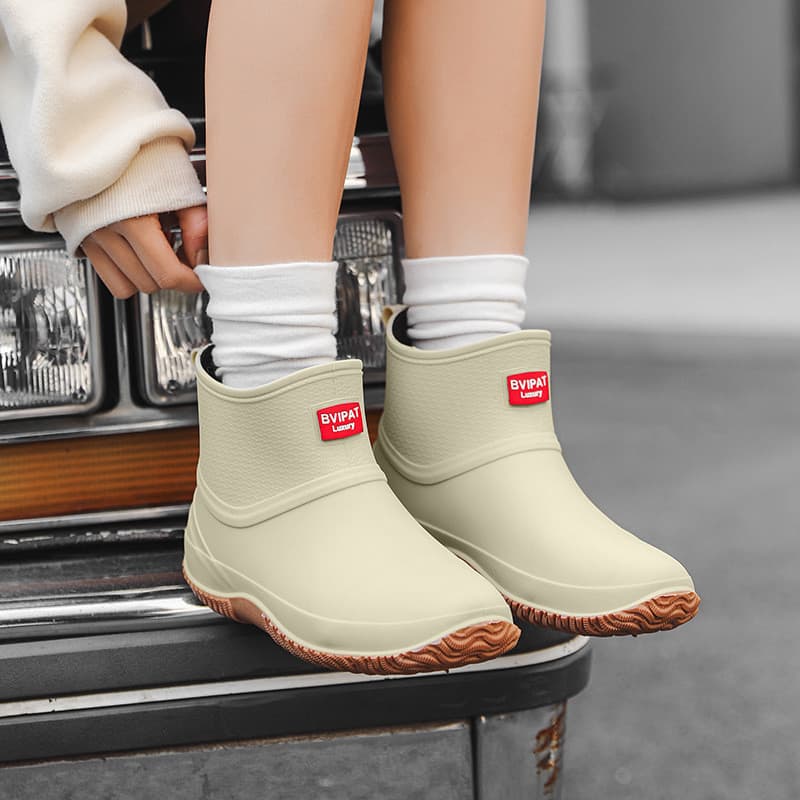 Botas de chuva femininas elegantes para uso externo, sapatos de água versáteis de cano curto, sapatos de borracha antide