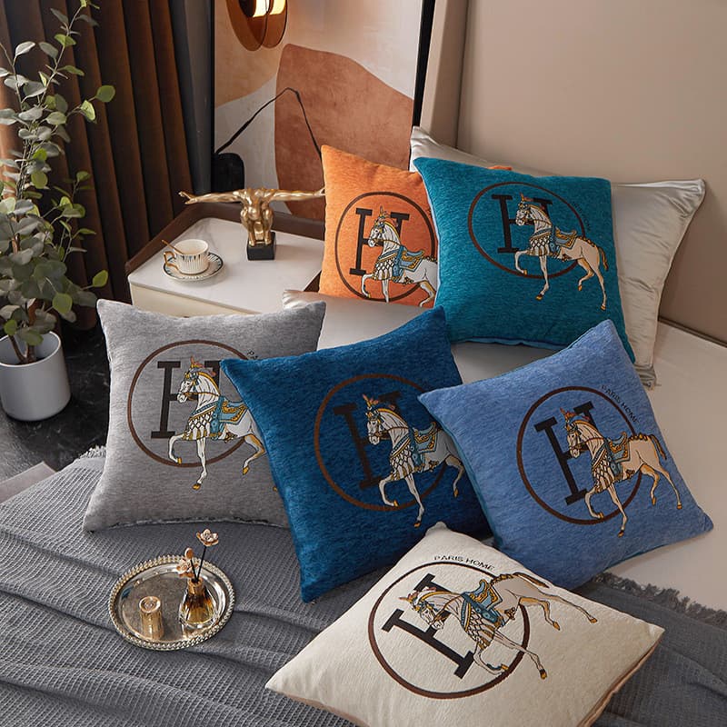 Almofada Decorativa de Chenille Cavalo Bordado 45x45 Luxo com Enchimento