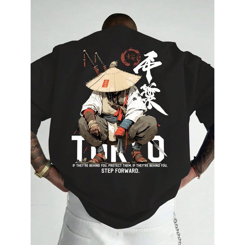 Camiseta masculina de anime samurai com espadas cruzadas em uma perna e estampa de caracteres chineses