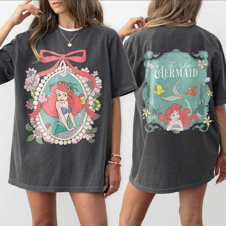 Camiseta Oversized Branca Unissex, Estampa Frontal e Verso da Ariel A Pequena Sereia com Moldura Floral, Estilo Disney