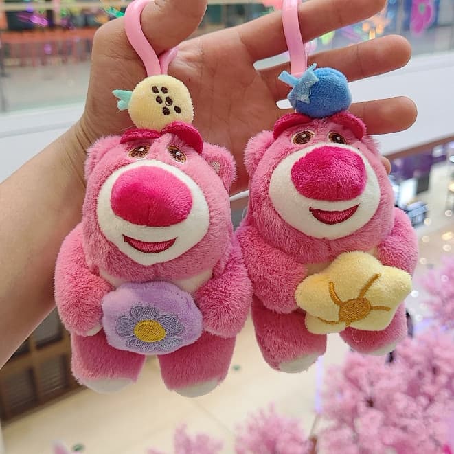 Plus Plush Postura de Segurar Urso Morango Urso Fofo Chaveiro Pingente Boneca Mini Pingente de Mochila Z8GL