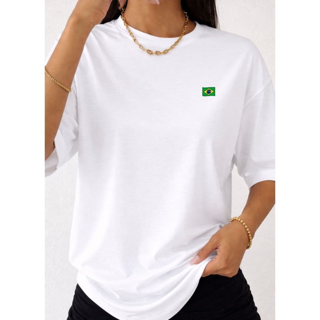 Camiseta Feminina Minimalista com Bandeira do Brasil – Blusa Básica Preta ou Branca, Confortável e Estilosa