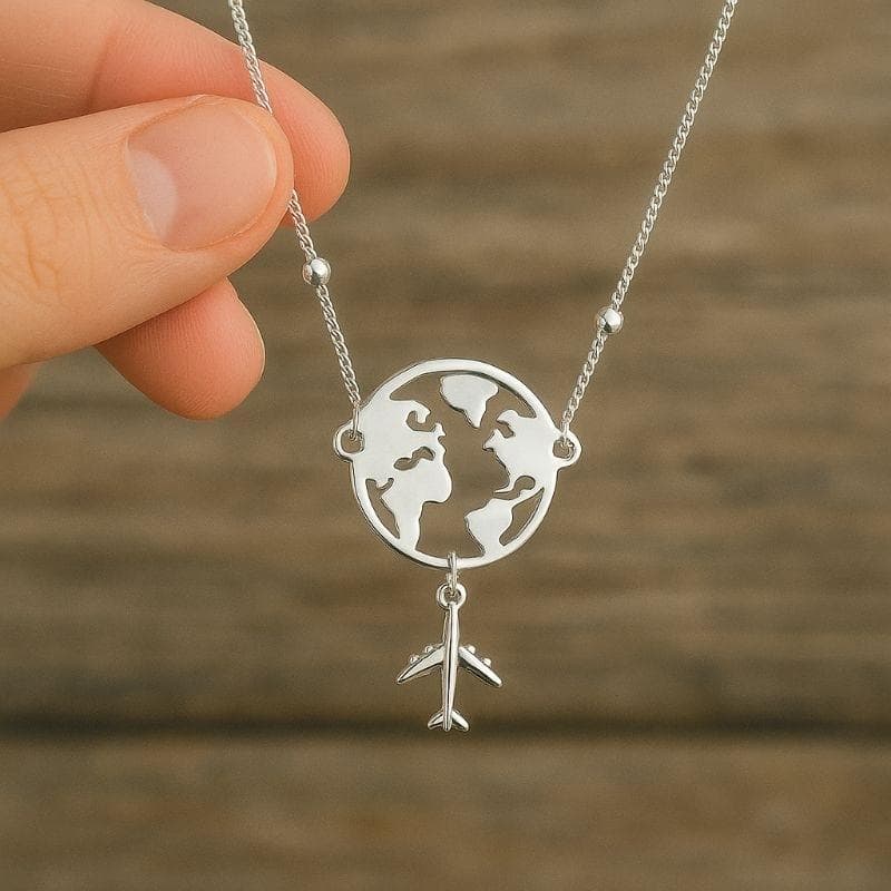 Colar Mapa Mundi com Avião Banhado a Prata 925 – Símbolo de Viagem e Liberdade