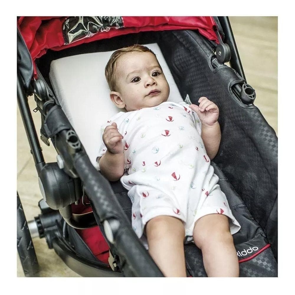 Travesseiro Rampa para Bebê – Antirrefluxo, Compacto e Confortável