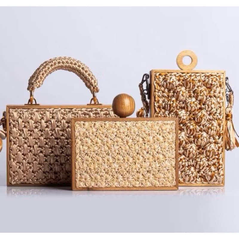 bolsa de praia com detalhes em madeira