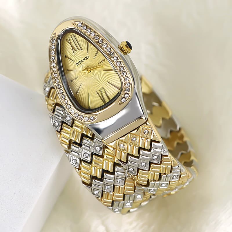Relógio feminino de aço inoxidável com design de cabeça de cobra, elegante, com movimento de quartzo de três ponteiros,