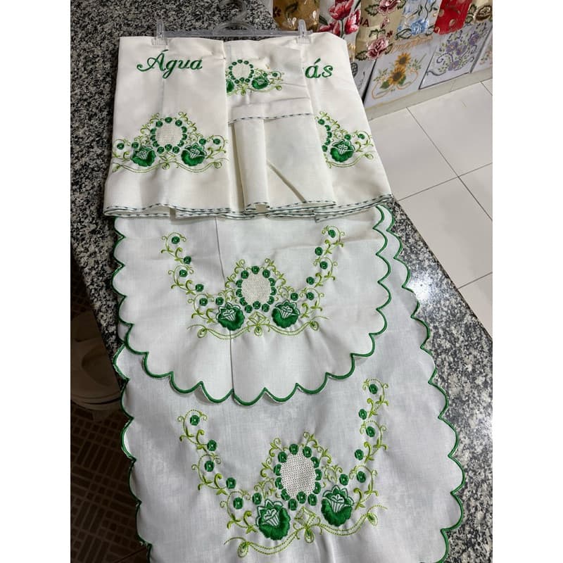 Kit de Cozinha Bordado com 05 peças  Passadeiras e Capas para Água, Liquidificador e Gás