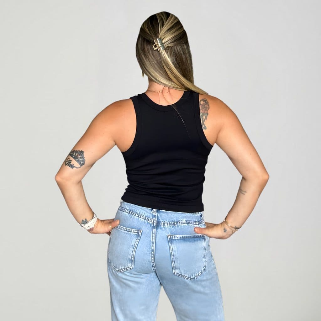 Regata cropped preta para academia e passeios