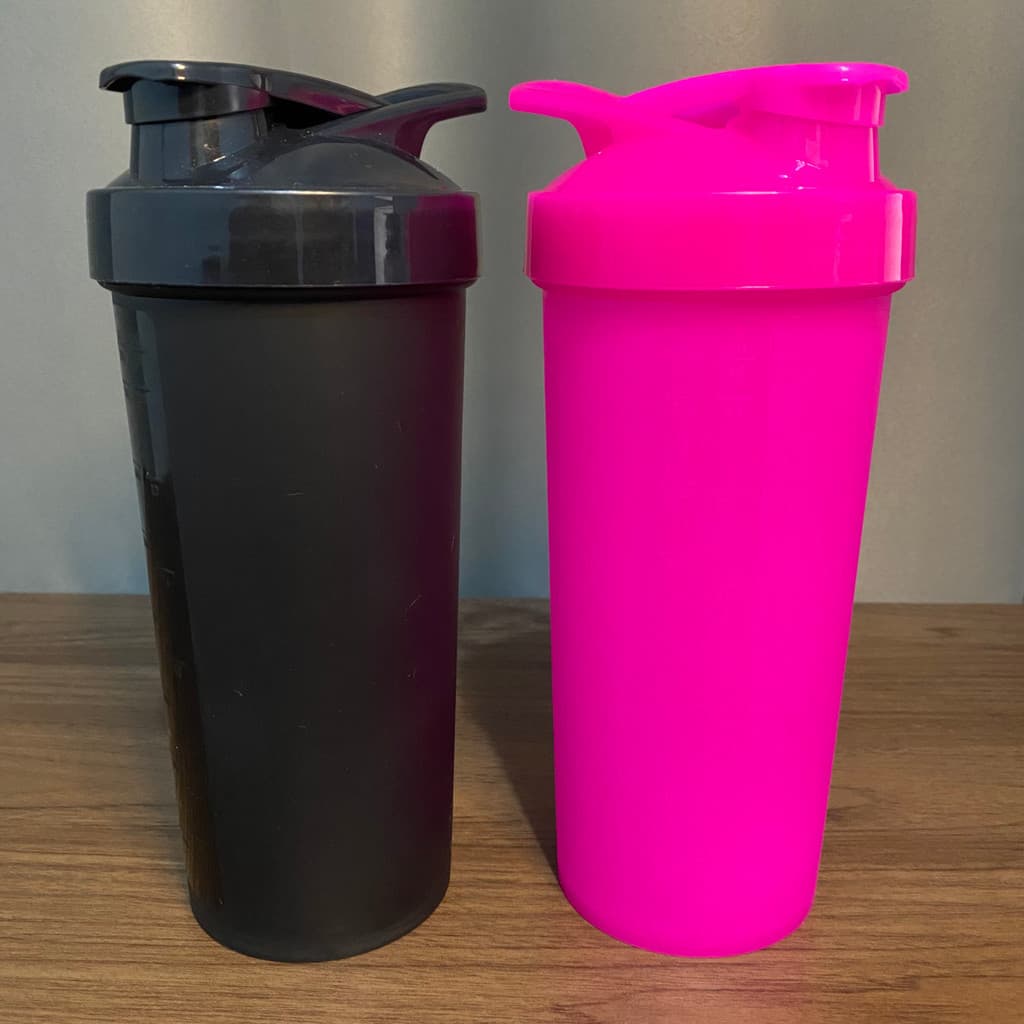 kit 2 Coqueteleiras  Fitness  750ml Preto e Rosa com Peneira e Esfera Misturadora