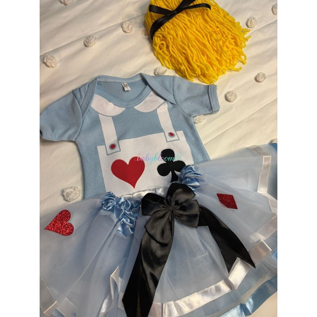 Body, Saia e Tiara Bebê Mêsversário Temático Alice no Pais das Maravilhas Personagens + BRlNDE